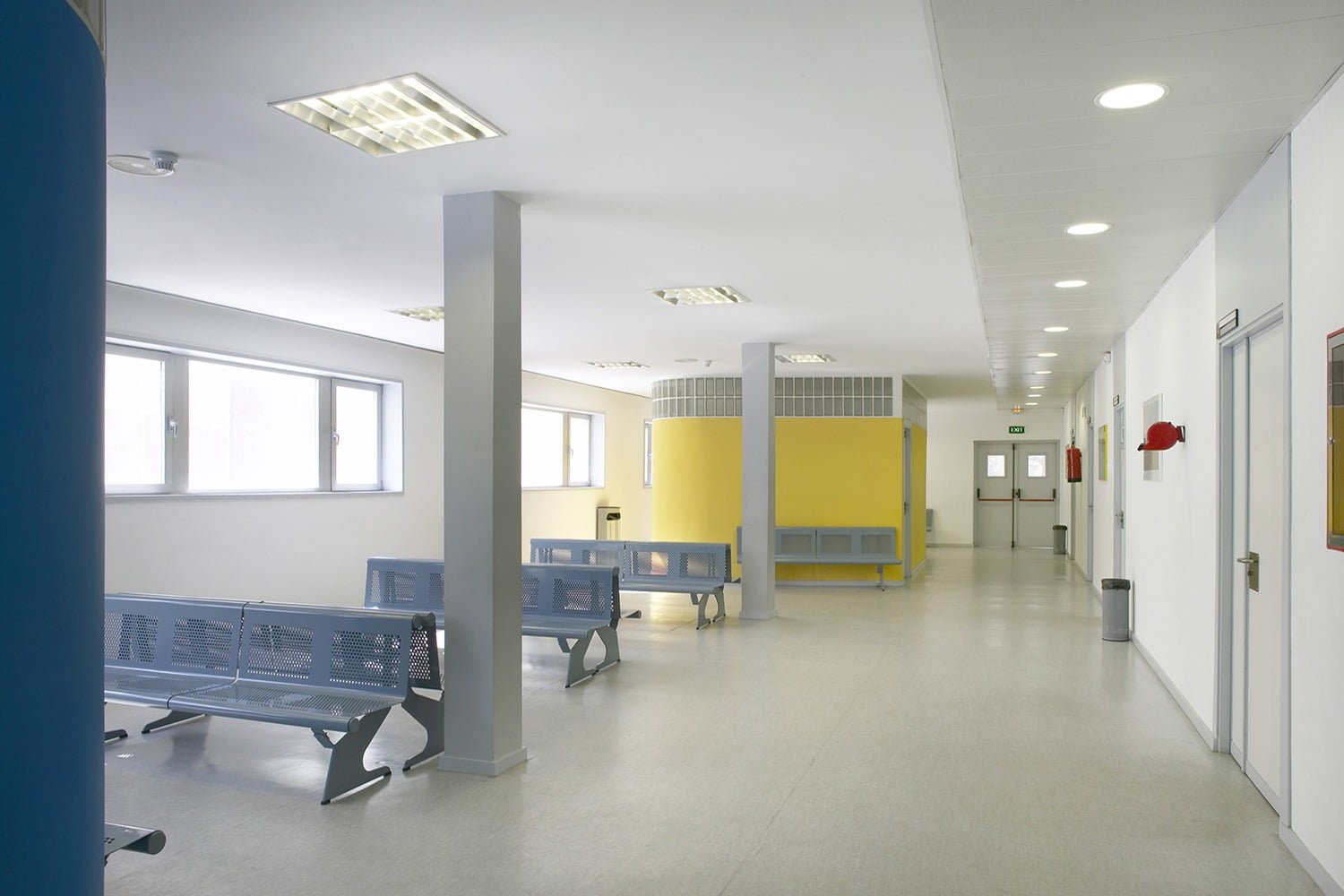 Sala de espera interior de un edificio público