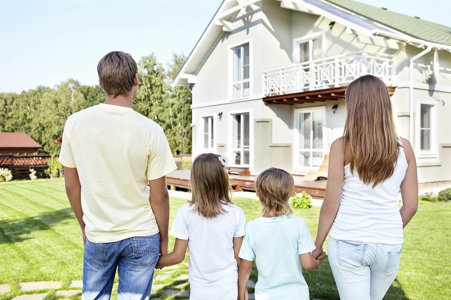 arquitectura Familia contemplando una vivienda unifamiliar