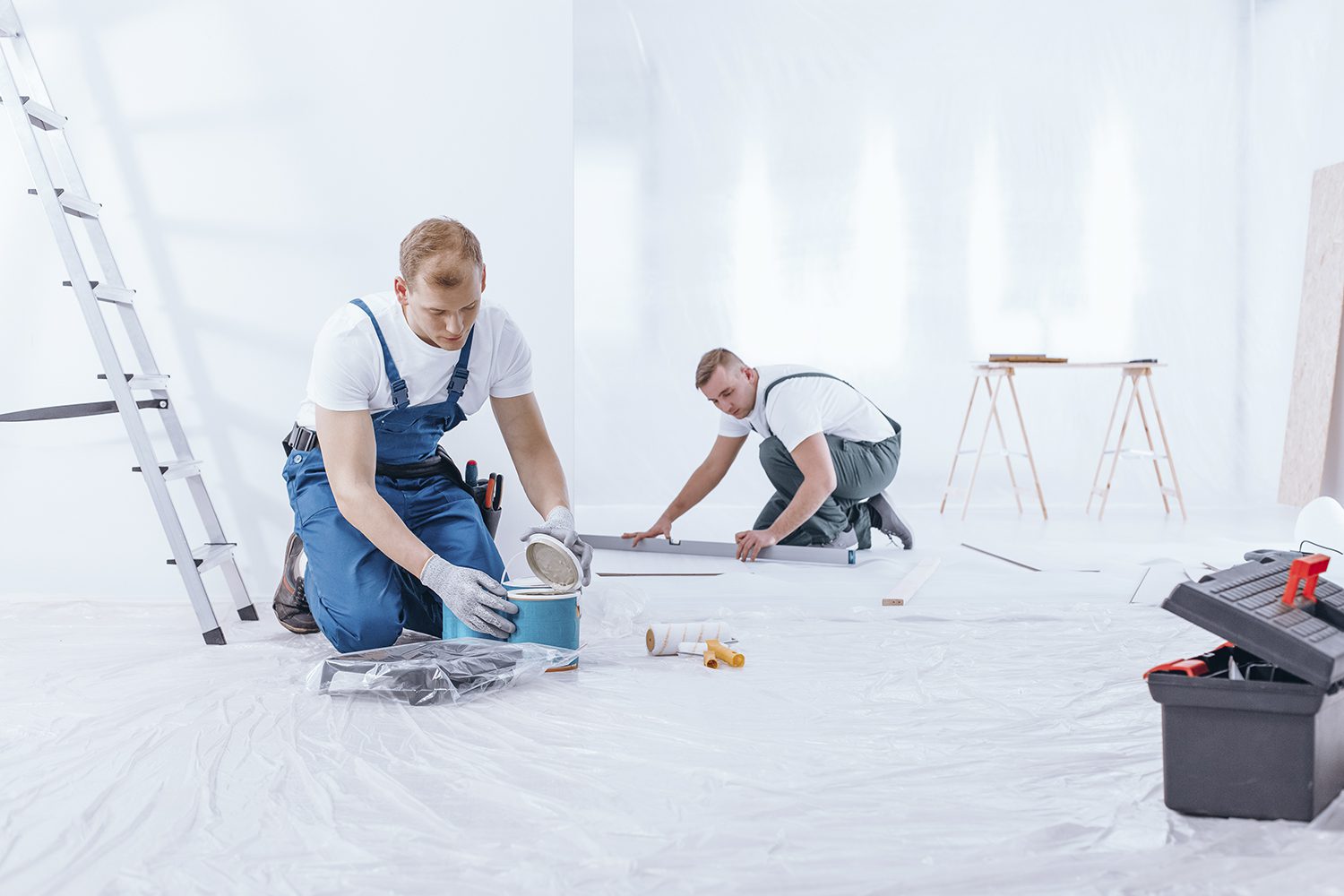 arquitectura Pintor realizando trabajos de acabado en una reforma interior