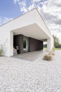 arquitectura Exterior y jardín de una vivienda moderna de líneas minimalistas