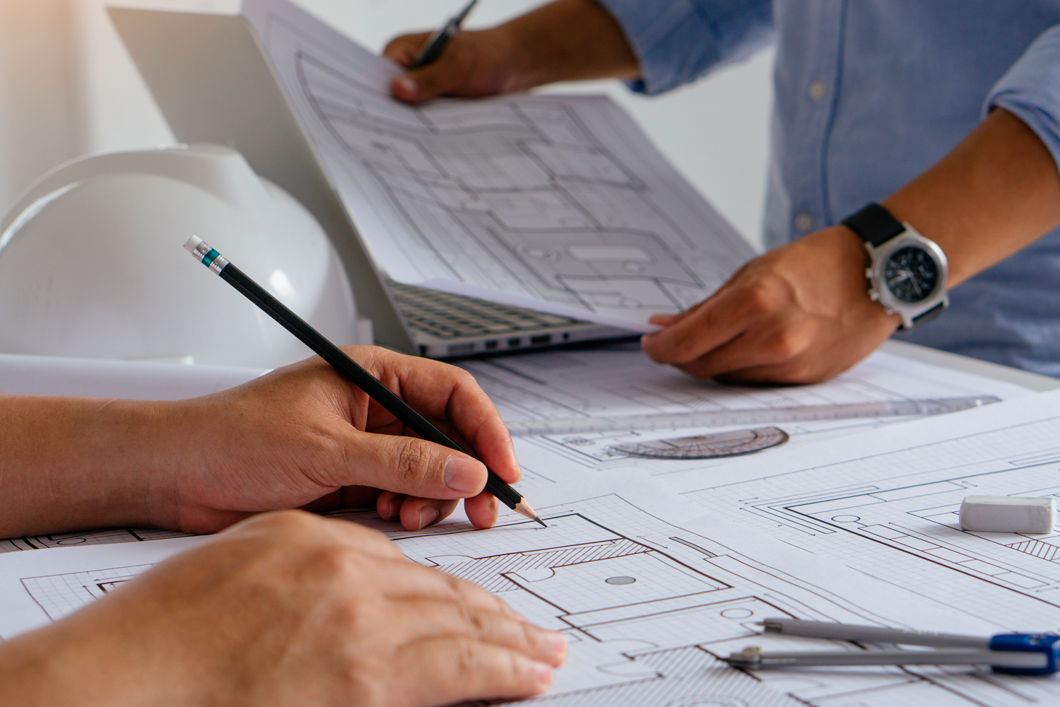 arquitectura Arquitectos analizando planos de un proyecto de edificación