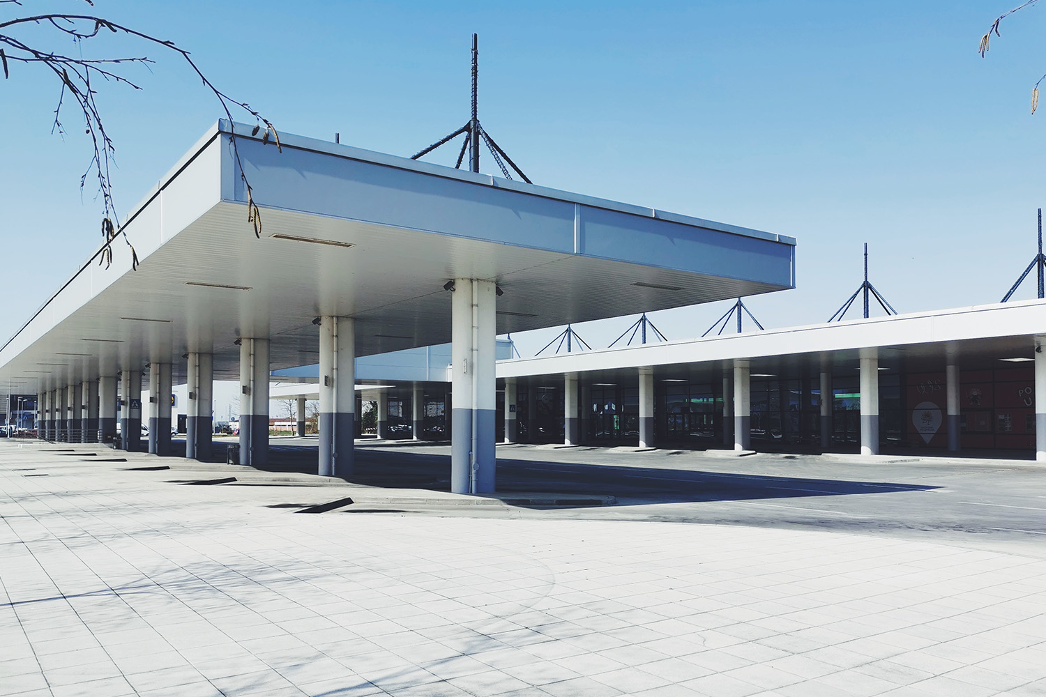 Estación de autobuses con espacios de circulación accesibles