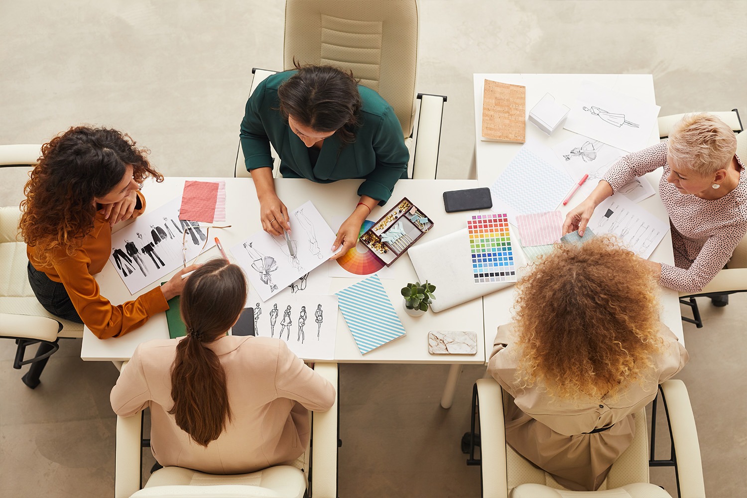 Zona de trabajo compartida en un espacio de coworking