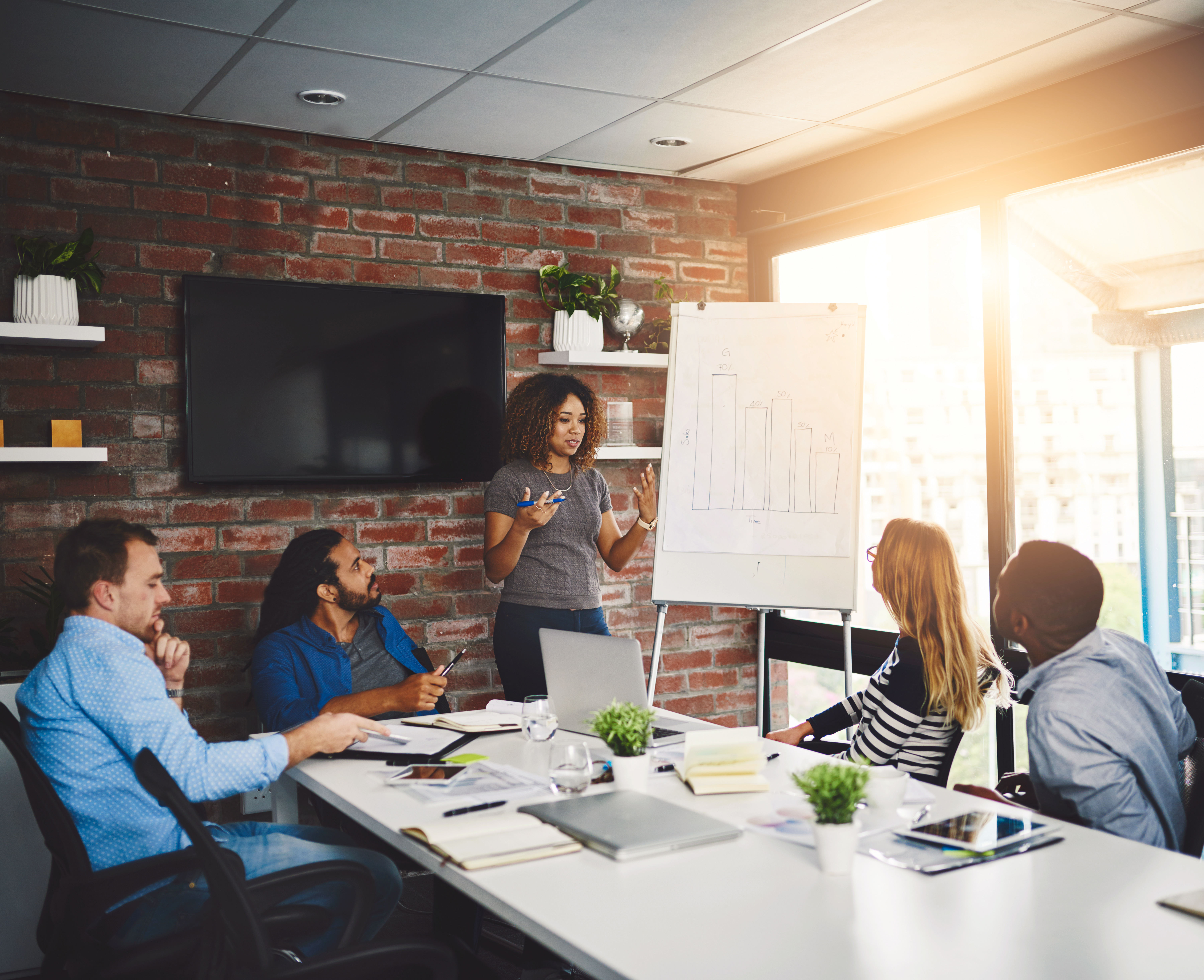 Profesionales analizando datos y factores necesarios para un proyecto