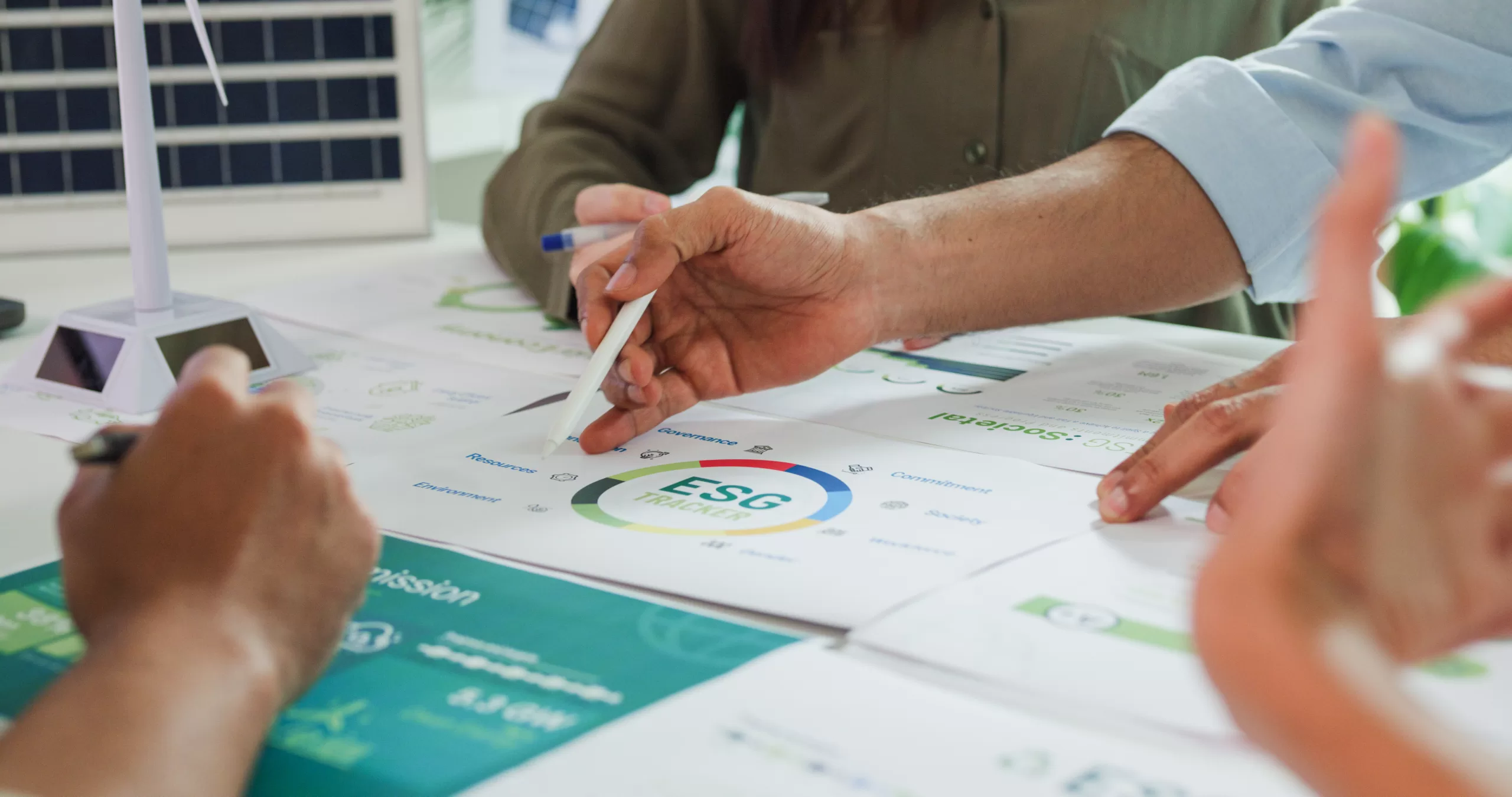 arquitectura Equipo profesional reunido analizando documentación sobre sostenibilidad y estrategia energética