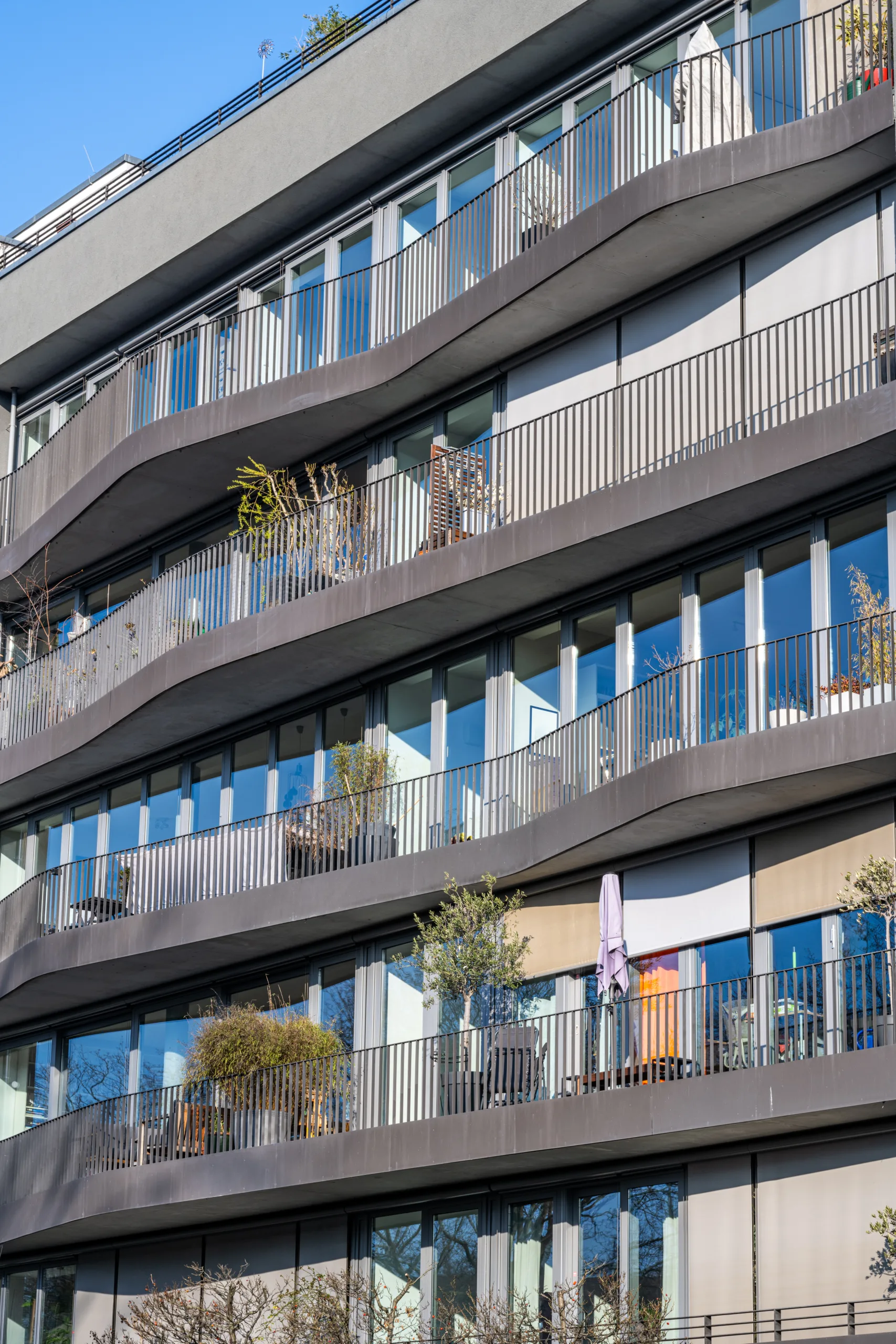 the-facade-of-a-modern-gray-apartment-building-2025-03-08-04-34-34-utc Fachada Ventilada 1
